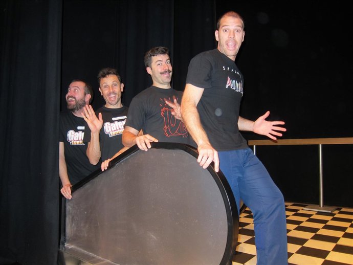 Integrantes de la compañía Spasmo Teatro en los ensayos de 'Galerías Tonterías'