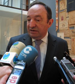 Pedro Sanz atiende a periodistas. 