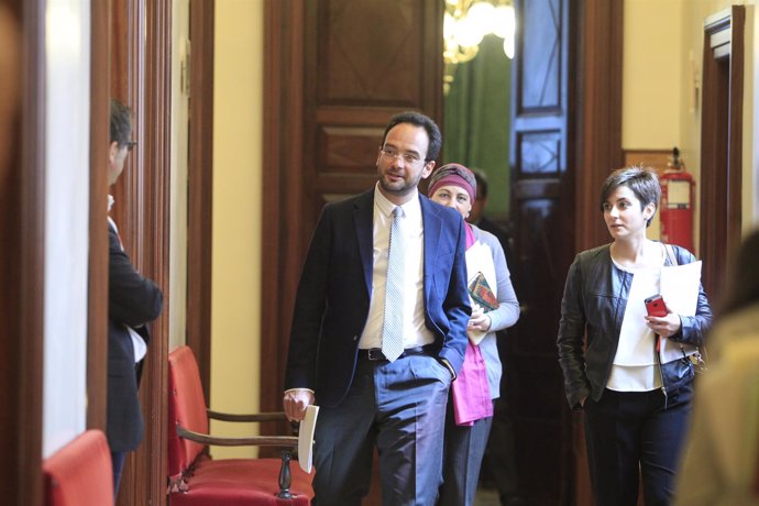 Antonio Hernando en los pasillos del Congreso