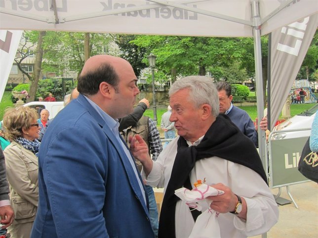 Caunedo conversa con el concejal de IU, Emilio Huerta. 