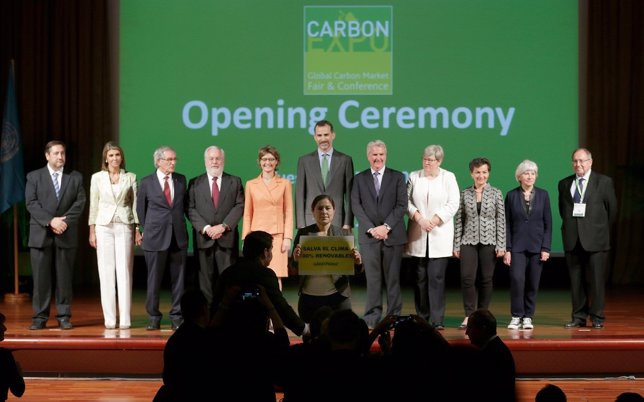 Activistas de Greenpeace irrumpen en el Carbon Expo de Barcelona