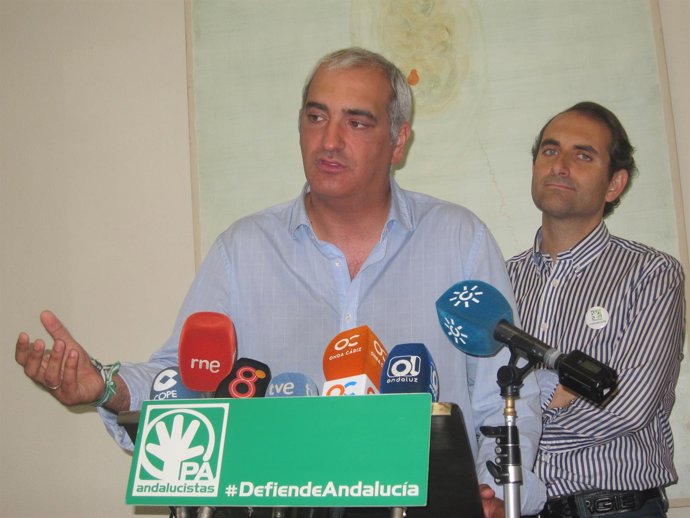 Ruiz, en primer término, durante la rueda de prensa