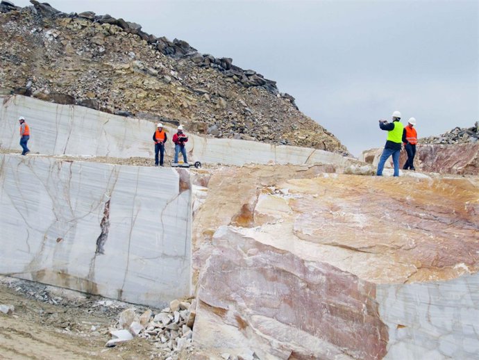 Ensayos de investigadores de la Universidad de Jaén en canteras de piedra