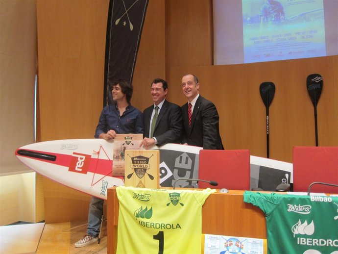 Presentación de un campeonato de surf.