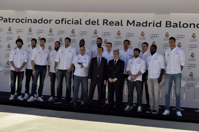 Florentino Pérez en la entrega de los Audi a la plantilla de baloncesto