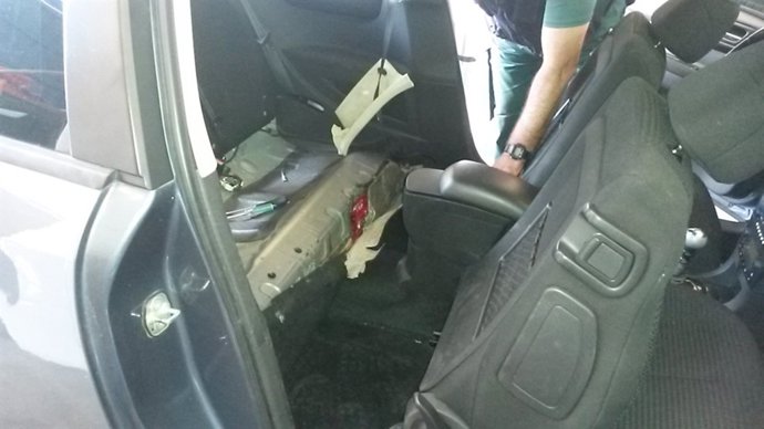 Coche usado para el contrabando de cajetillas en Ceuta