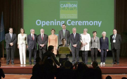 Activistas de Greenpeace irrumpen en la inauguración de Carbon Expo ante el Rey