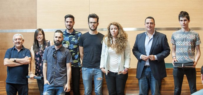 Bailach con los ganadores del concurso de pop-rock 2014