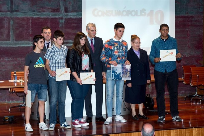 Francisco Conde y Román Rodríguez con alumnos premiados en 'Consumópolis'
