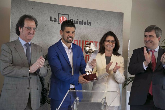 Nolito recibe el premio de la 'Apuesta del año' de la Quiniela
