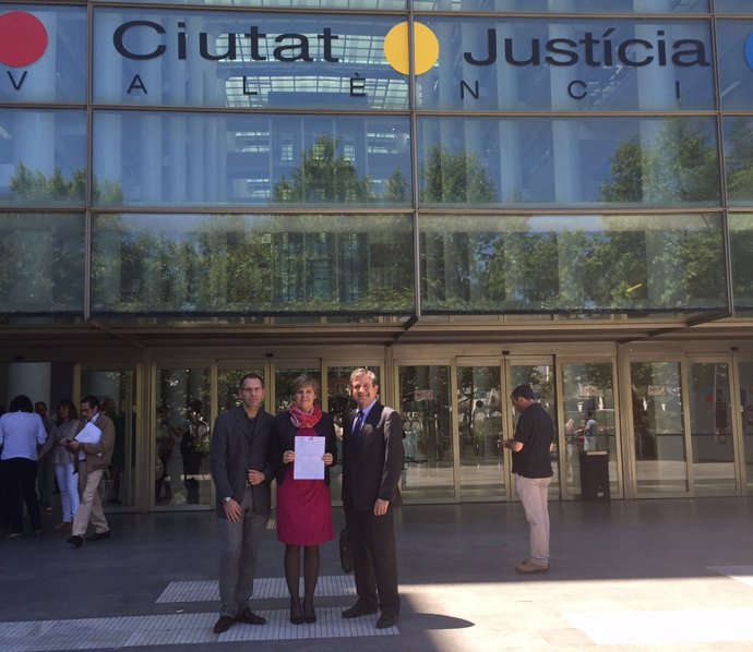 Representantes de Asuapedefin y Adabankia en la Ciudad de la Justicia.