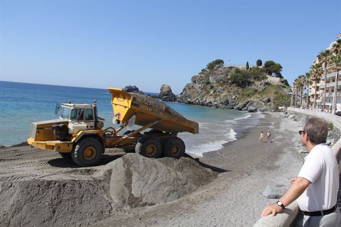 Los camiones moviendo arena en la playa