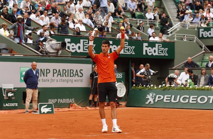 Novak Djokovic vence en su estreno en Roland Garros 2015