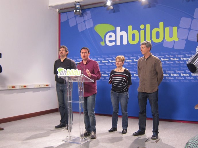 Hasier Arraiz y dirigentes de EH Bildu.