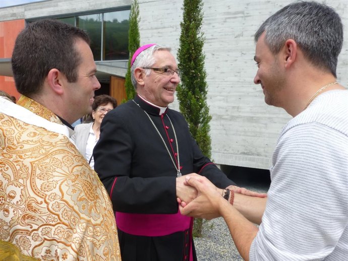 Sánchez Monge en la iglesia de Unquera