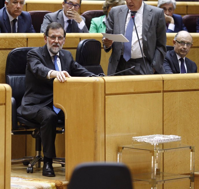 Mariano Rajoy y Cristóbal Montoro en el Senado