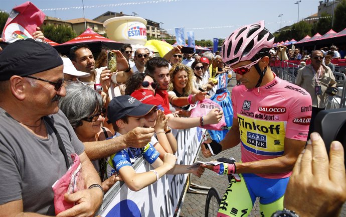 Alberto Contador saluda a los aficionados en el Giro de Italia