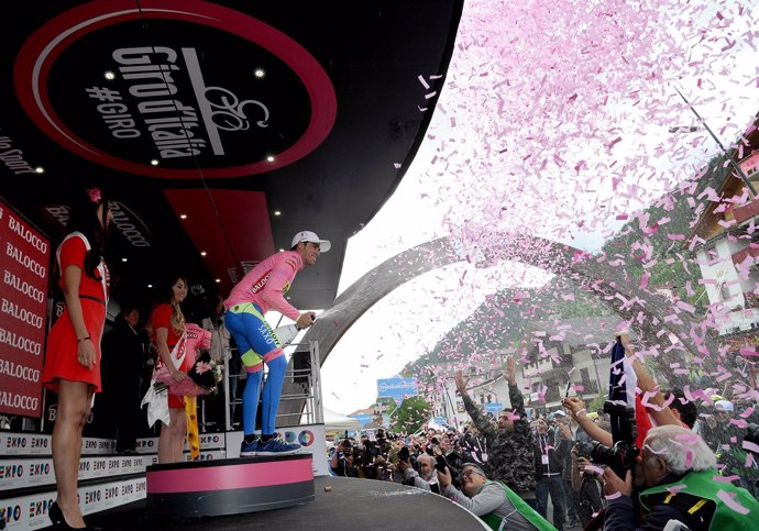 Contador celebra la maglia rosa desde lo alto del podio en el Giro