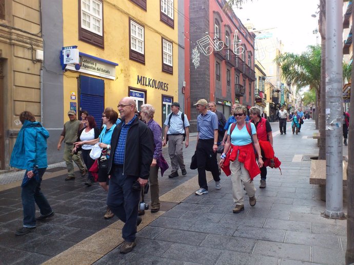 Turistas en la Calle Castillo
