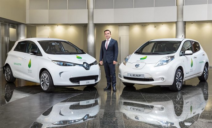 Carlos Ghosn con el Renault Zoe y el Nissan Leaf
