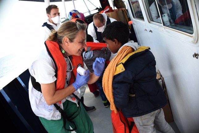 La doctora Erna Rijnierse, de MSF, a bordo del barco de rescate MY Phoenix