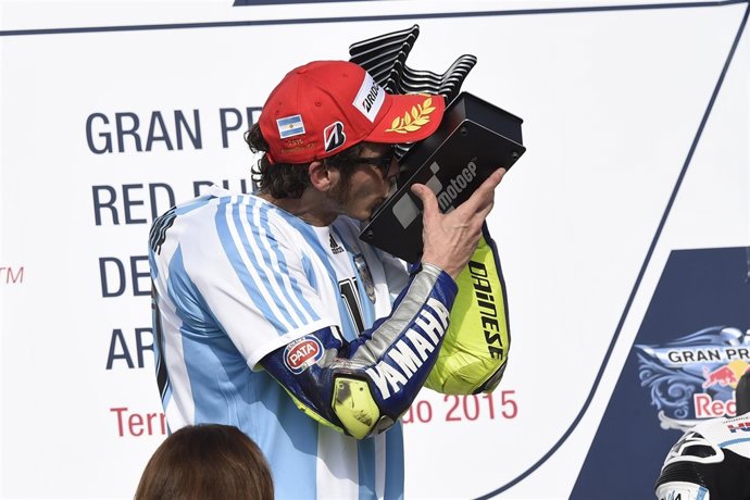 Valentino Rossi besando el trofeo del Gran Premio de la República Argentina