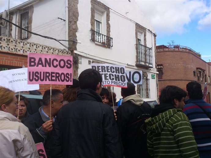 Vecinos y miembros de la Plataforma Antidesahucios se concentran ante la casa
