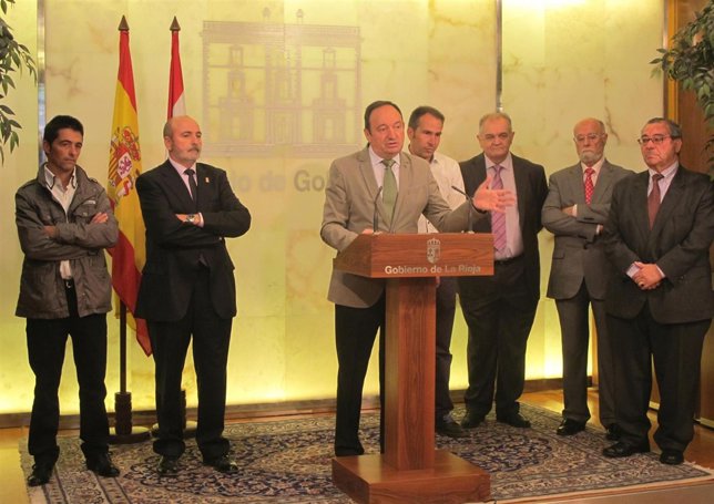 Sanz anuncia concesión medallas a Cofradía Santa Cruz y Pan y Queso