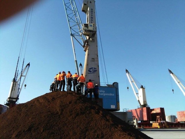 Empleados de Ebhi impiden la descarga de mineral de hierro. 