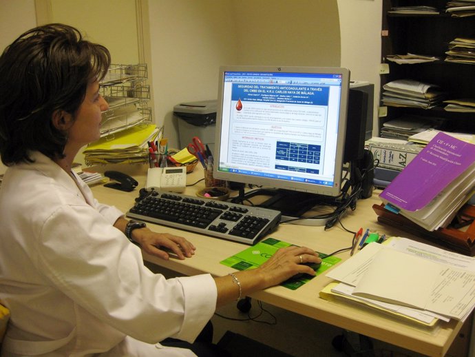 Una Profesional Sanitaria Consulta La Base De Datos De Sus Pacientes