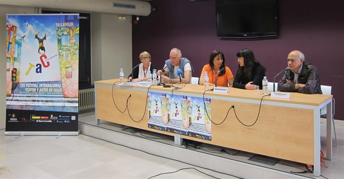 Javier Martínez (izq) con los integrantes de las dos compañías