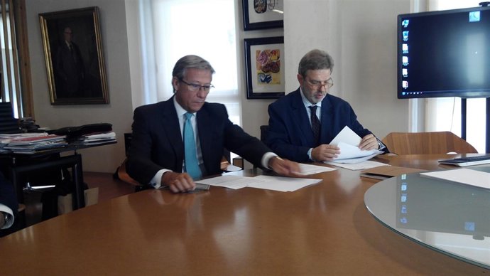 El director de Metrovacesa y el decano del COAM en la firma del convenio