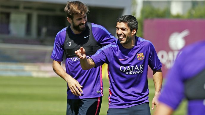 Luis Suárez con Piqué en el entrenamiento