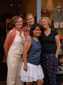 Carmena, con las demás regentes de la tienda, en 2014