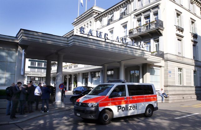 Un coche policial frente al hotel Baur au Lac