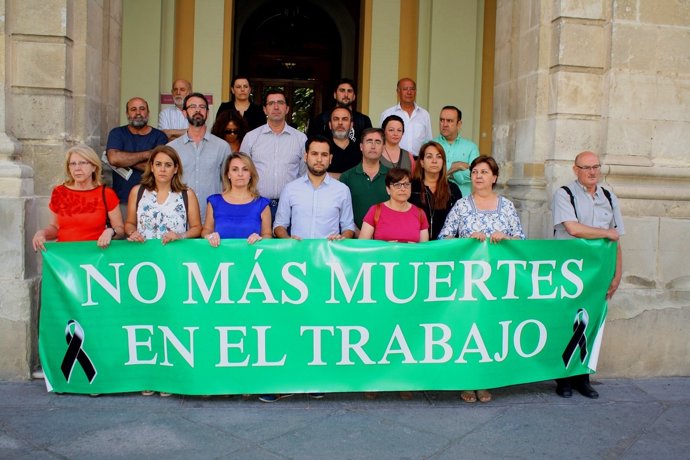 Minuto de silencio a las puertas del Ayuntamiento.