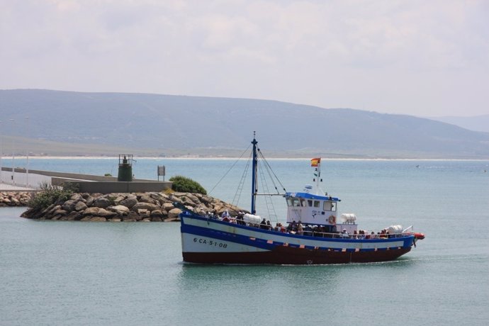 Un Barco Pesquero En La Zona De Almadrabas De Cádiz