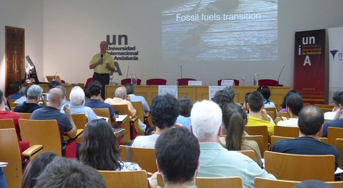 Experto en Geología da una conferencia en la UNIA. 