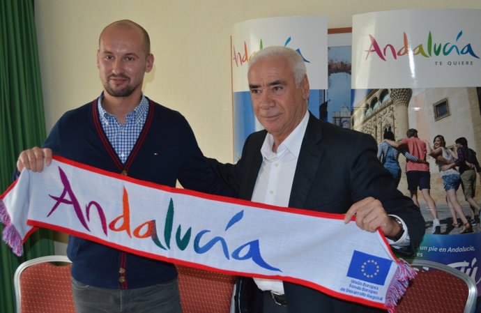 El consejero Luciano Alonso y representante del operador Otaka