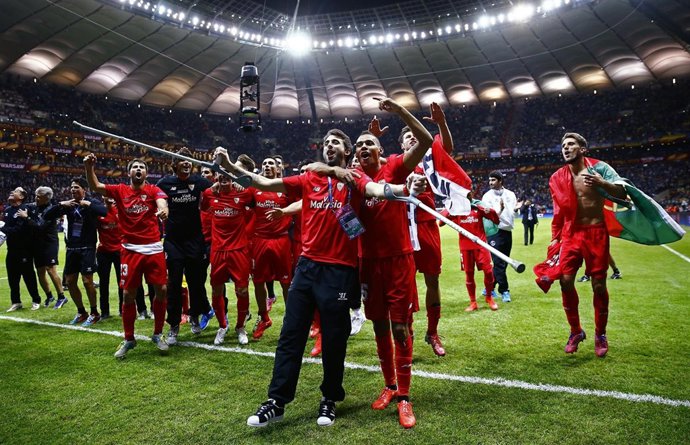 El Sevilla celebra la Europa League en Varsovia