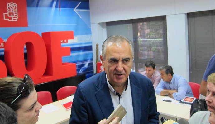 González Tovar atiende a los medios en la sede del PSOE