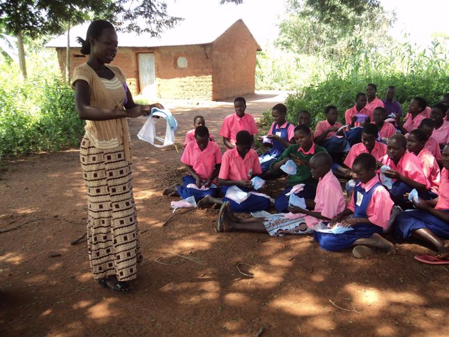 Charla sobre menstruación en Uganda