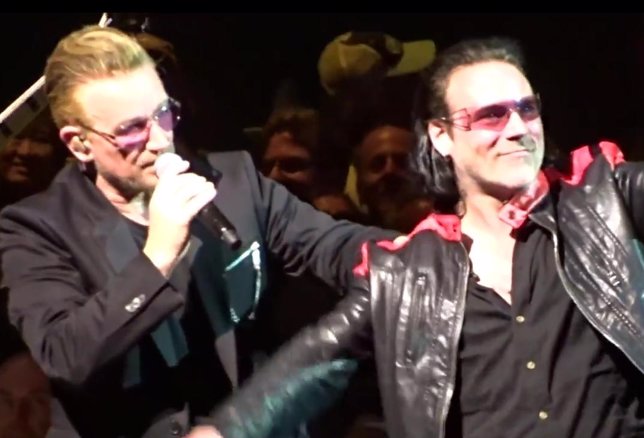 Bono con su imitador