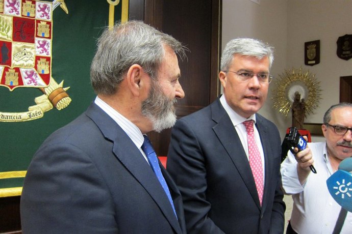 José Enrique Fernández de Moya, junto a Juan Lillo, atiende a los periodistas.