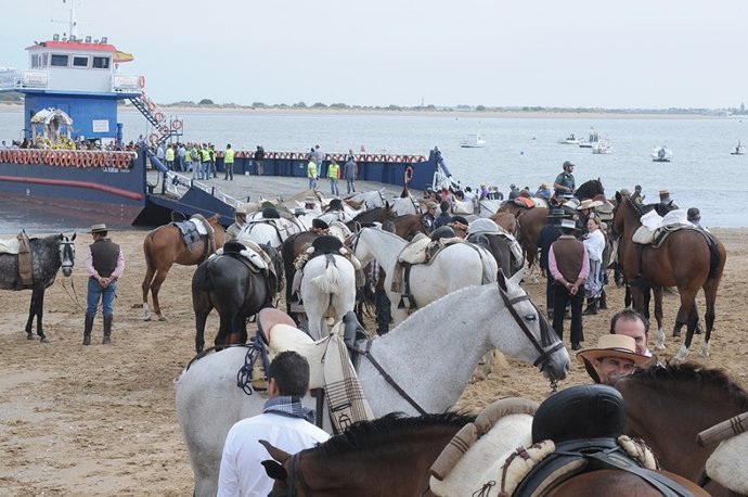 Caballos subiendo a una barcaza en Bajo de Guía.