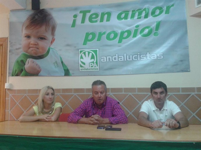 Juan Carlos Benavides acompañado por miembros de su equipo