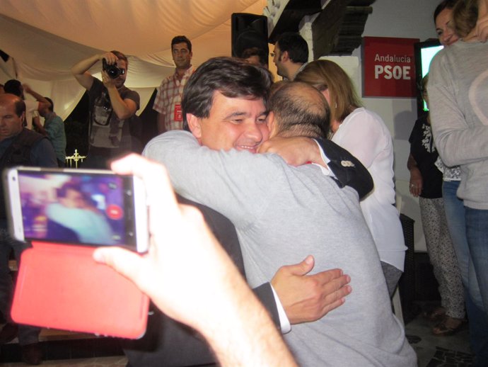 El candidato del PSOE a la Alcaldía, Gabriel Cruz, tras ganar las elecciones. 