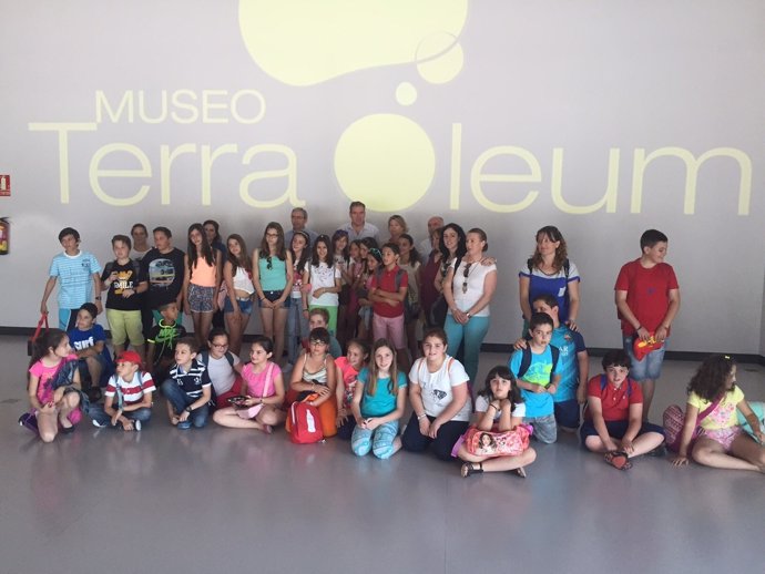Visita de escolares de Sorihuela de Guadalimar al Museo Terra Oleum. 