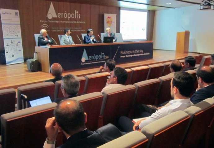Expertos del sector aeroespacial participan en una jornada en Aerópolis.