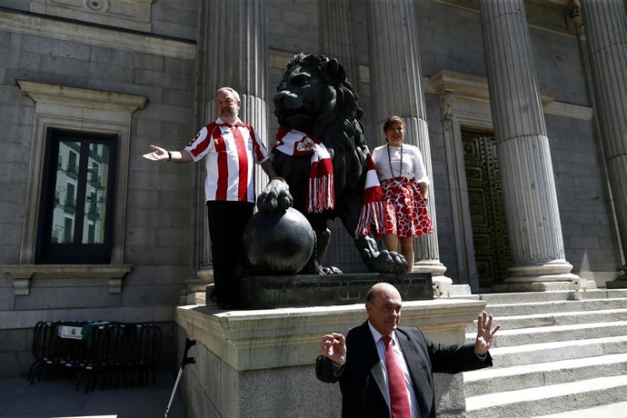 Los diputados del PNV visten a los leones del Congreso del Athletic de Bilbao